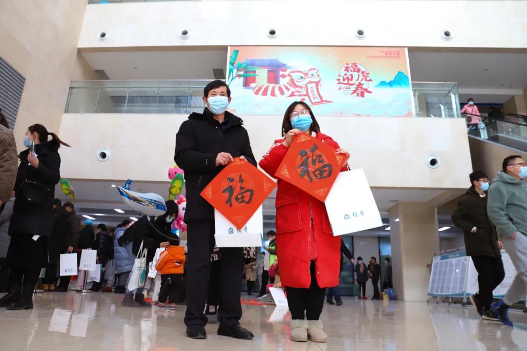 【翰墨迎春】宿遷市書(shū)法家協(xié)會(huì)書(shū)法家走進(jìn)市鐘吾醫(yī)院寫(xiě)春聯(lián)、送祝福(圖5)