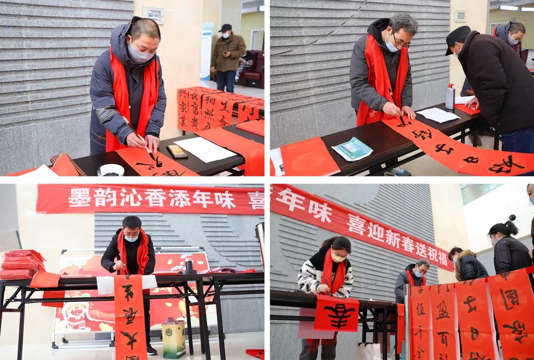 【翰墨迎春】宿遷市書(shū)法家協(xié)會(huì)書(shū)法家走進(jìn)市鐘吾醫(yī)院寫(xiě)春聯(lián)、送祝福(圖2)