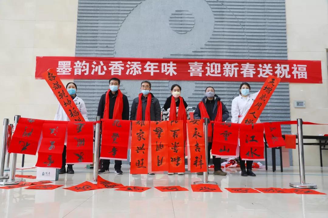 【翰墨迎春】宿遷市書(shū)法家協(xié)會(huì)書(shū)法家走進(jìn)市鐘吾醫(yī)院寫(xiě)春聯(lián)、送祝福(圖6)